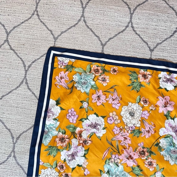 Sunning Floral H&M Scarf - Picture 4 of 6